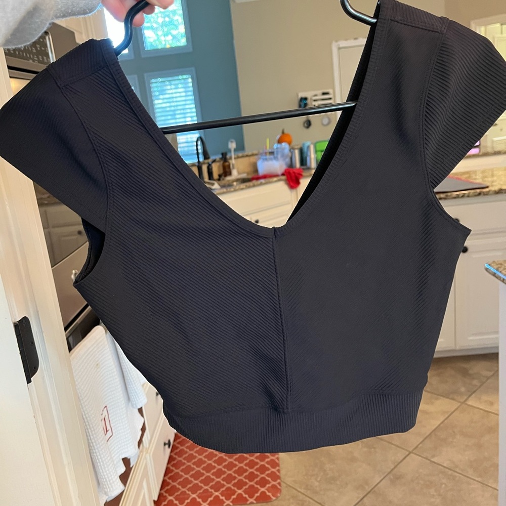 Lululemon fitted cropped shirt. Size 4. Barely worn